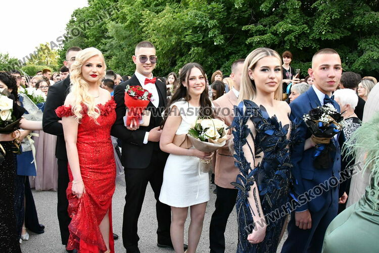 С блясък, стил и красота започна балът на Езиковата гимназия в Хасково