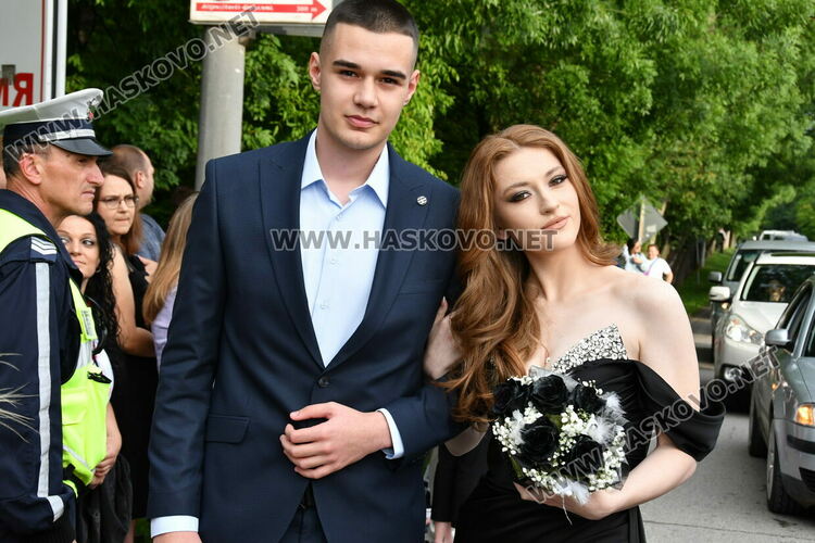 С блясък, стил и красота започна балът на Езиковата гимназия в Хасково