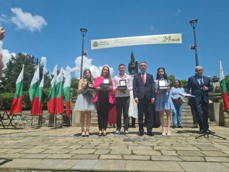 Четирима абитуриенти получиха Стипендия „Кърджали” за 24 май