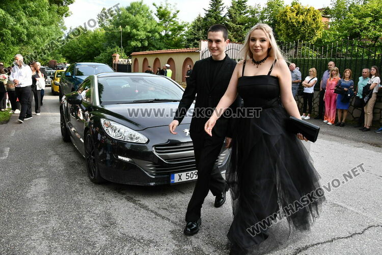 С блясък, стил и красота започна балът на Езиковата гимназия в Хасково