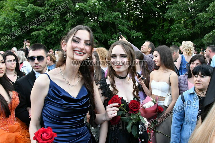 С блясък, стил и красота започна балът на Езиковата гимназия в Хасково