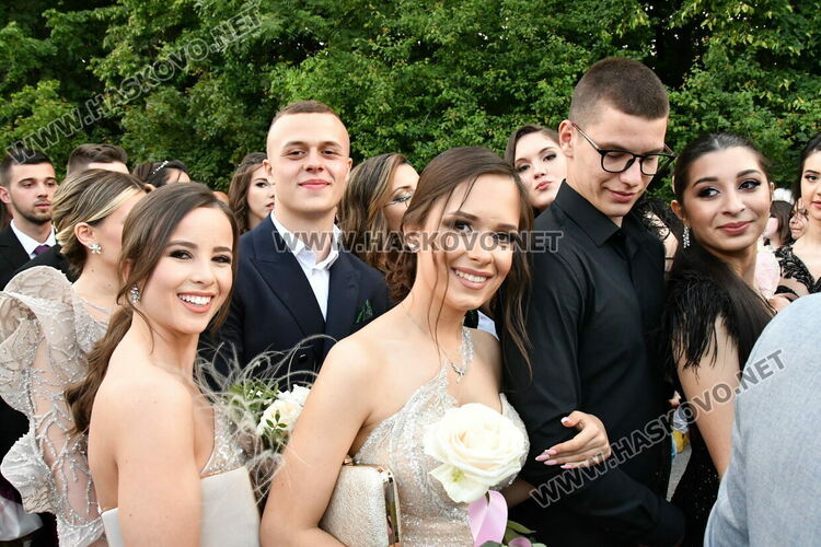 С блясък, стил и красота започна балът на Езиковата гимназия в Хасково