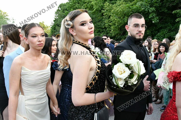 С блясък, стил и красота започна балът на Езиковата гимназия в Хасково