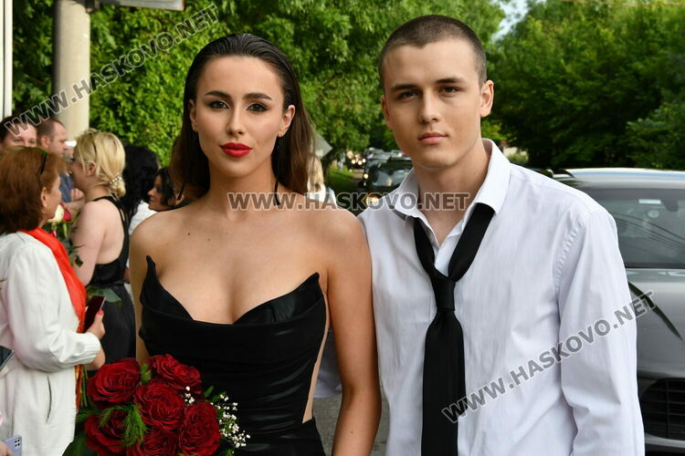 С блясък, стил и красота започна балът на Езиковата гимназия в Хасково