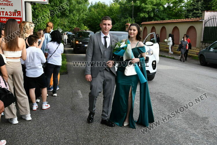 С блясък, стил и красота започна балът на Езиковата гимназия в Хасково