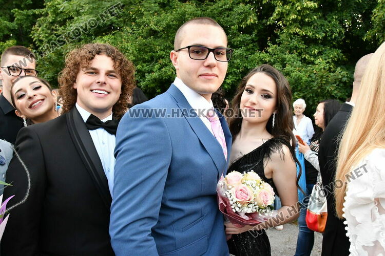 С блясък, стил и красота започна балът на Езиковата гимназия в Хасково