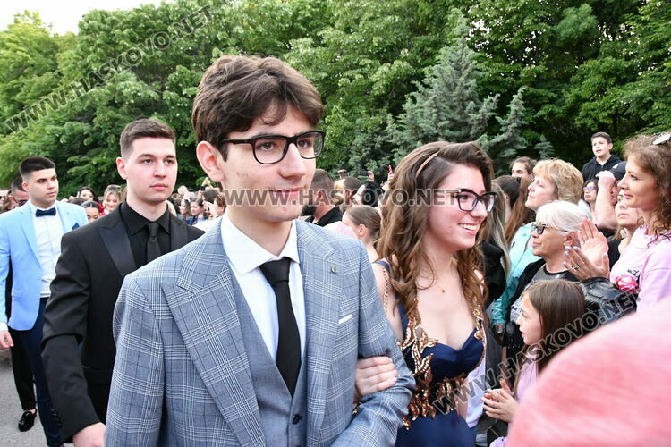 С блясък, стил и красота започна балът на Езиковата гимназия в Хасково