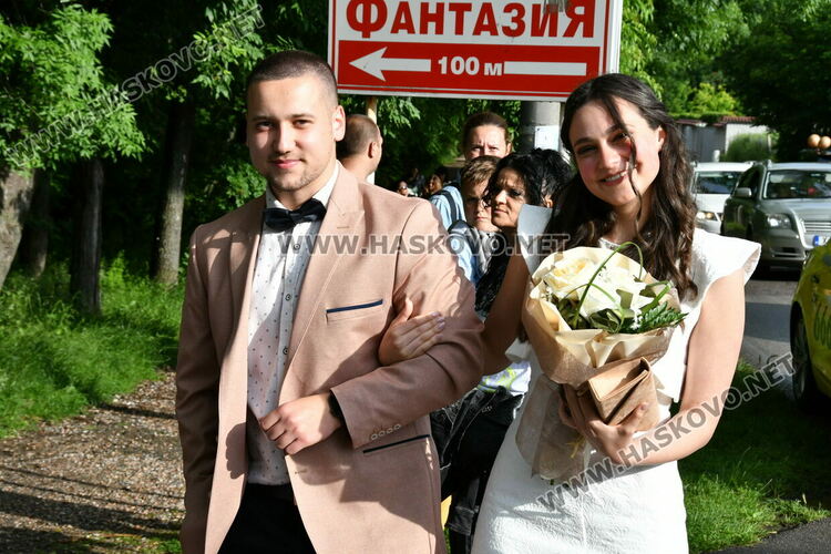 С блясък, стил и красота започна балът на Езиковата гимназия в Хасково