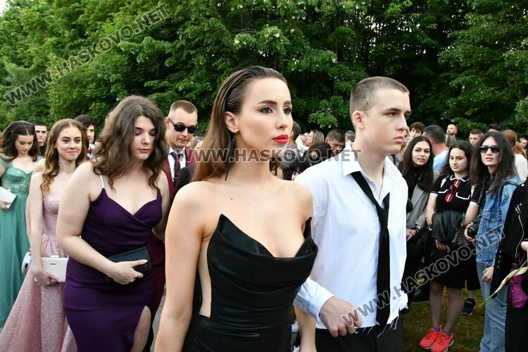 С блясък, стил и красота започна балът на Езиковата гимназия в Хасково