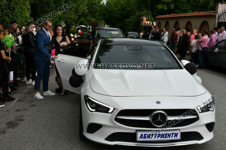 С блясък, стил и красота започна балът на Езиковата гимназия в Хасково