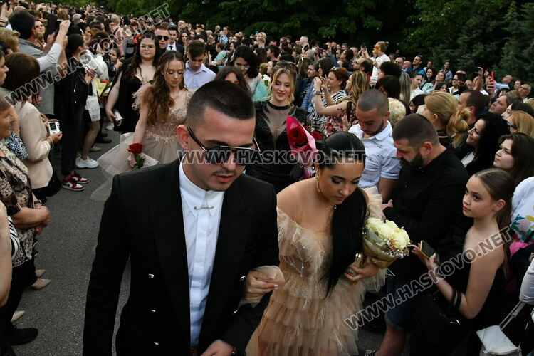 С блясък, стил и красота започна балът на Езиковата гимназия в Хасково