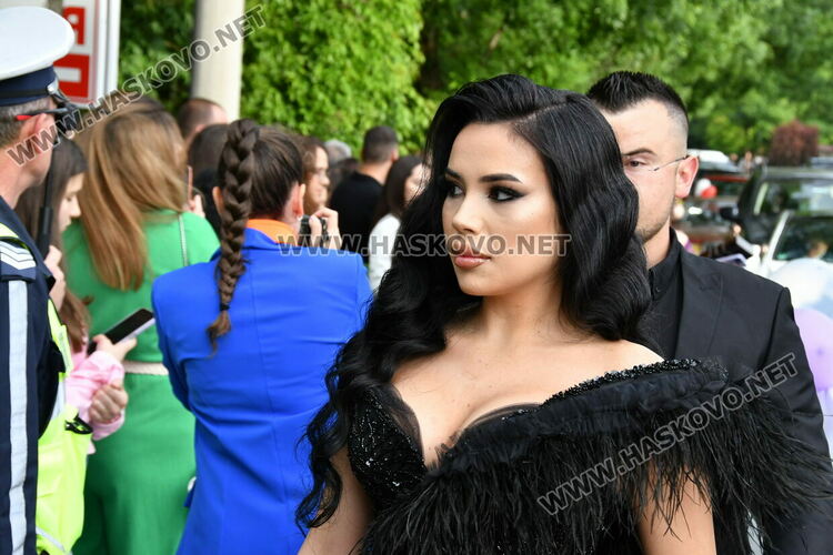 С блясък, стил и красота започна балът на Езиковата гимназия в Хасково