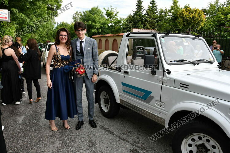 С блясък, стил и красота започна балът на Езиковата гимназия в Хасково