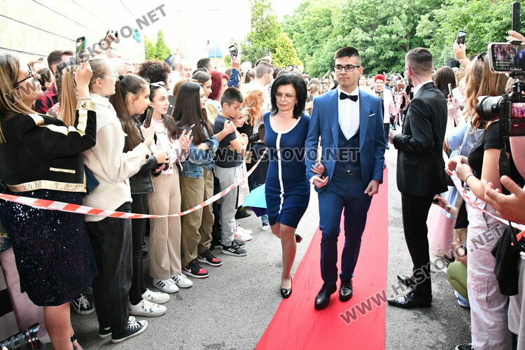 С блясък, стил и красота започна балът на Езиковата гимназия в Хасково