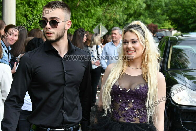 С блясък, стил и красота започна балът на Езиковата гимназия в Хасково