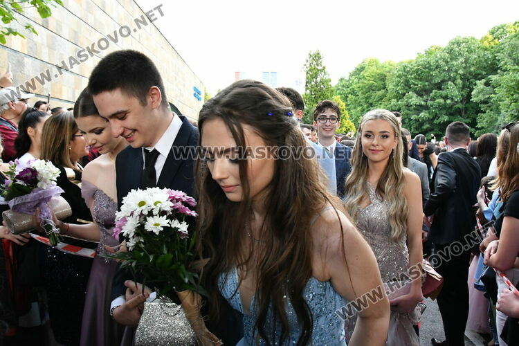 С блясък, стил и красота започна балът на Езиковата гимназия в Хасково