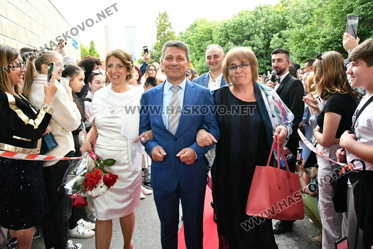 С блясък, стил и красота започна балът на Езиковата гимназия в Хасково