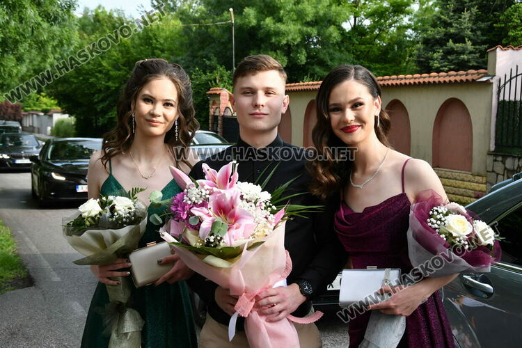 С блясък, стил и красота започна балът на Езиковата гимназия в Хасково