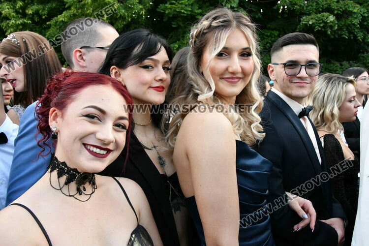 С блясък, стил и красота започна балът на Езиковата гимназия в Хасково