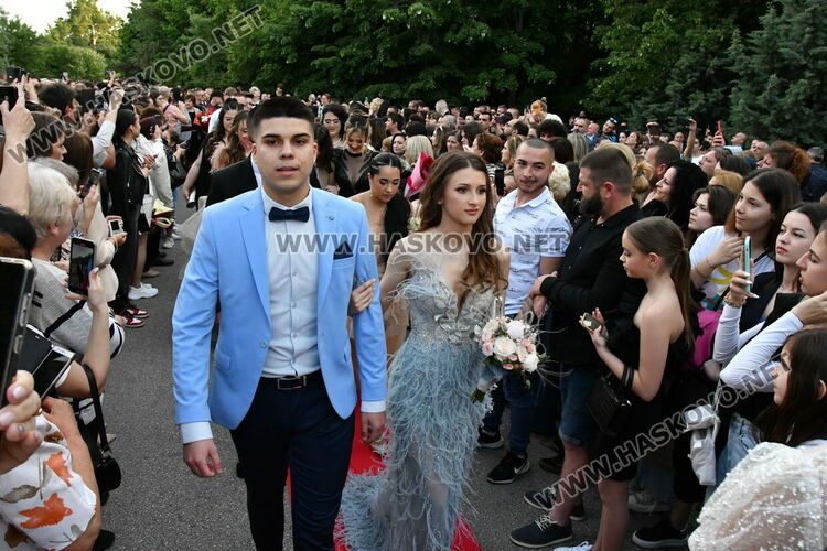 С блясък, стил и красота започна балът на Езиковата гимназия в Хасково