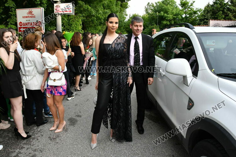 С блясък, стил и красота започна балът на Езиковата гимназия в Хасково