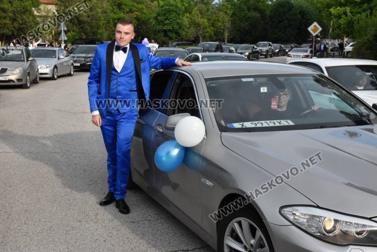 Абитуриентите от ПГТ „Александър Паскалев“ с много настроение и стил празнуват своята бална вечер