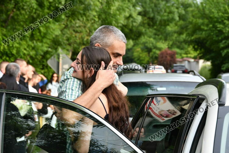 С блясък, стил и красота започна балът на Езиковата гимназия в Хасково