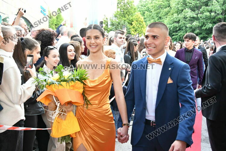 С блясък, стил и красота започна балът на Езиковата гимназия в Хасково