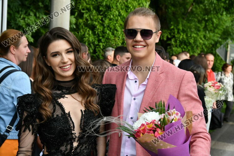 С блясък, стил и красота започна балът на Езиковата гимназия в Хасково