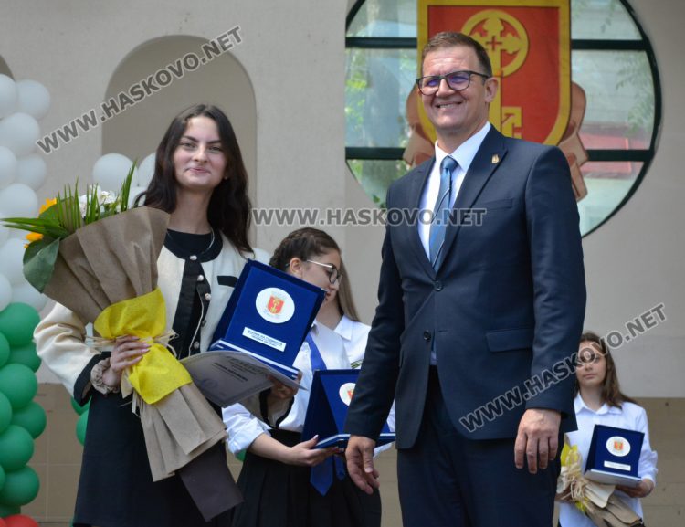 Учениците на годината в Хасково получиха наградите си на тържествена церемония