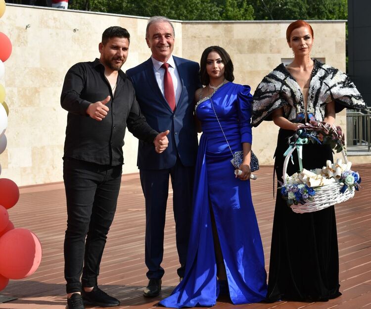 Асеновград изпрати своите първи абитуриенти