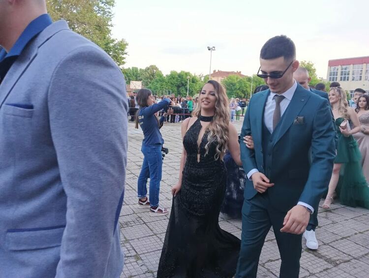 По вода ще върви на абитуриентите от "Златаров"