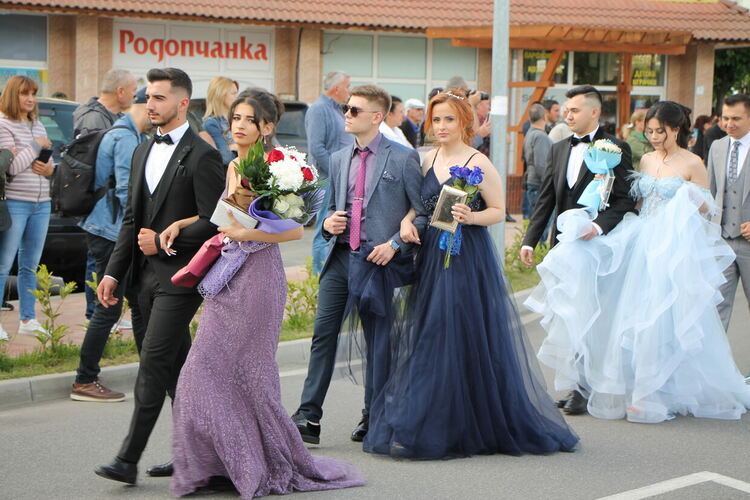 Абитуриенти огласиха Ардино