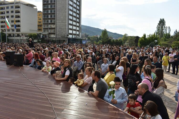 Асеновград изпрати своите първи абитуриенти