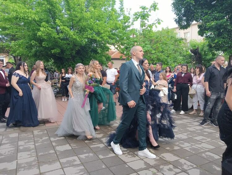 По вода ще върви на абитуриентите от "Златаров"