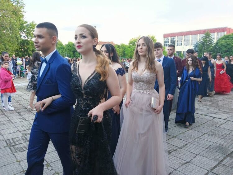 По вода ще върви на абитуриентите от "Златаров"