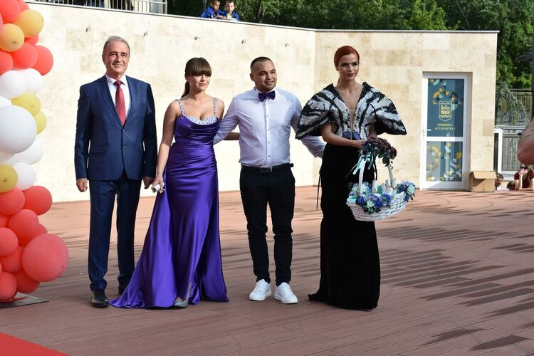 Асеновград изпрати своите първи абитуриенти