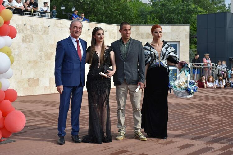 Асеновград изпрати своите първи абитуриенти