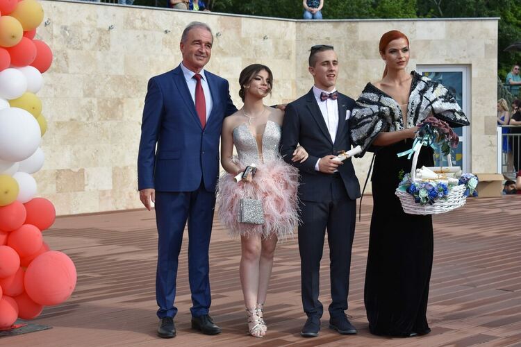 Асеновград изпрати своите първи абитуриенти