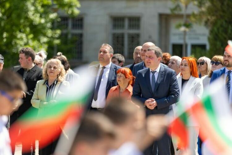 С тържествен парад и фолклорен концерт в Перник отбелязаха 24 май