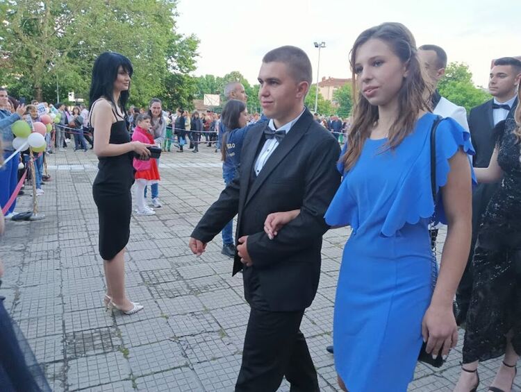 По вода ще върви на абитуриентите от "Златаров"