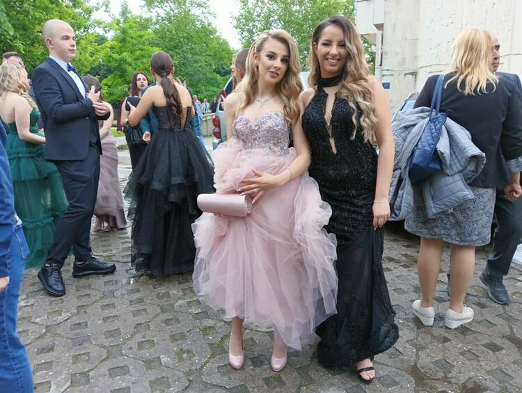 По вода ще върви на абитуриентите от "Златаров"