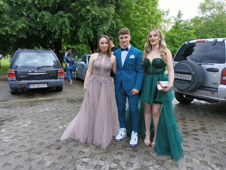 По вода ще върви на абитуриентите от "Златаров"