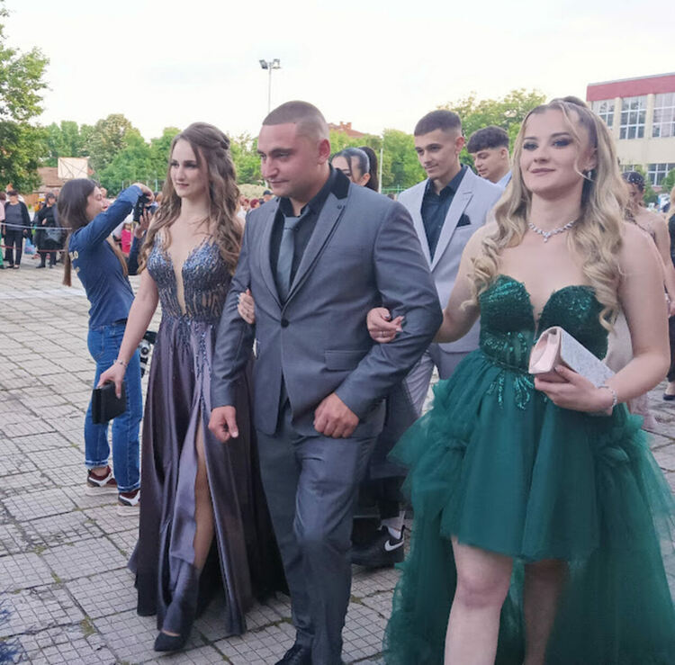 По вода ще върви на абитуриентите от "Златаров"