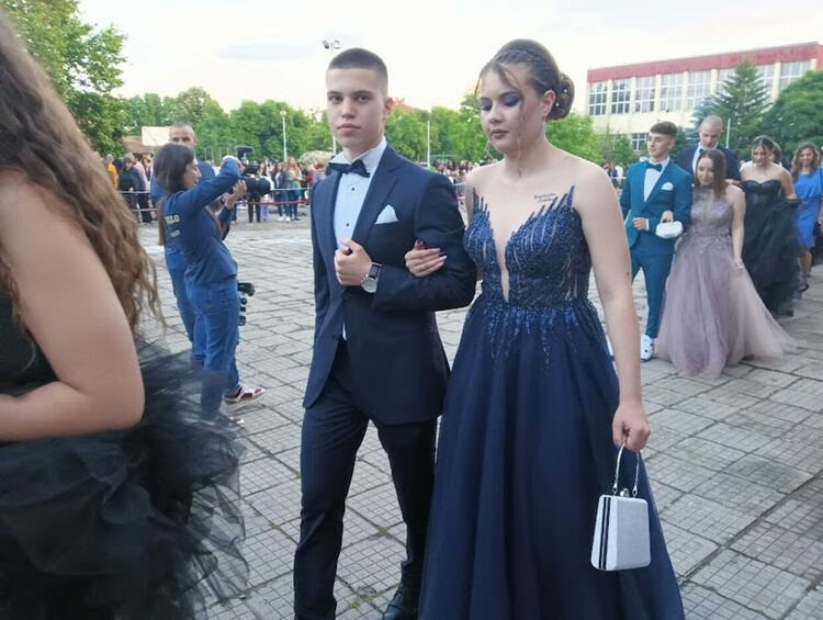 По вода ще върви на абитуриентите от "Златаров"