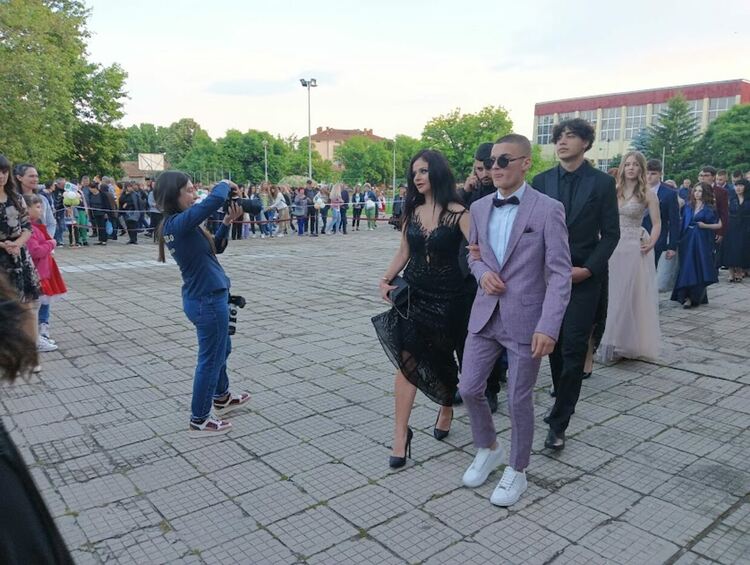 По вода ще върви на абитуриентите от "Златаров"