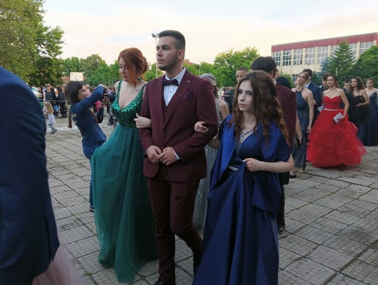 По вода ще върви на абитуриентите от "Златаров"