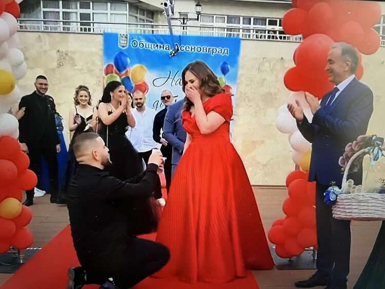 Предложение за брак на изпращането на асеновградските абитуриенти