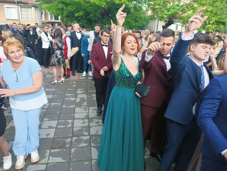 По вода ще върви на абитуриентите от "Златаров"