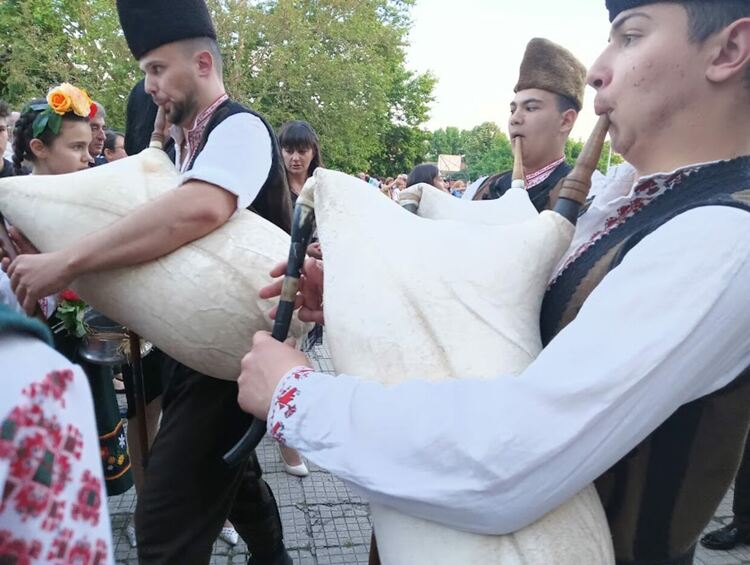 По вода ще върви на абитуриентите от "Златаров"